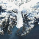 Der Columbia-Gletscher im Südosten Alaskas schrumpft dramatisch. Seit den 1980er-Jahren verlor er mehr als die Hälfte seines Volumens und zog sich mehr als 19 Kilometer nach Norden zurück. 2008 spaltete er sich in zwei kleinere Zungen, die weiter abbrechen und verzweigen. 