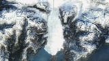 Der Columbia-Gletscher im Südosten Alaskas schrumpft dramatisch. Seit den 1980er-Jahren verlor er mehr als die Hälfte seines Volumens und zog sich mehr als 19 Kilometer nach Norden zurück. 2008 spaltete er sich in zwei kleinere Zungen, die weiter abbrechen und verzweigen. 