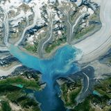 Ursache für den Gletscherschwund ist die Klimaerwärmung. Auch das Abschmelzen der Gletscherzunge machte die Eisfläche instabil und verkleinerte sie erheblich.