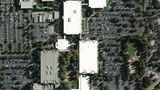 Der Apple Park in Cupertino ist das Hauptquartier des Technologie-Unternehmens Apple. Was auf dem Satellitenbild aus dem Jahr 2010 noch wenig fortschrittlich wirkt, wurde innerhalb weniger Jahre zu einem der umweltfreundlichsten Gebäude der Welt umfunktioniert. 