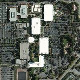 Der Apple Park in Cupertino ist das Hauptquartier des Technologie-Unternehmens Apple. Was auf dem Satellitenbild aus dem Jahr 2010 noch wenig fortschrittlich wirkt, wurde innerhalb weniger Jahre zu einem der umweltfreundlichsten Gebäude der Welt umfunktioniert. 