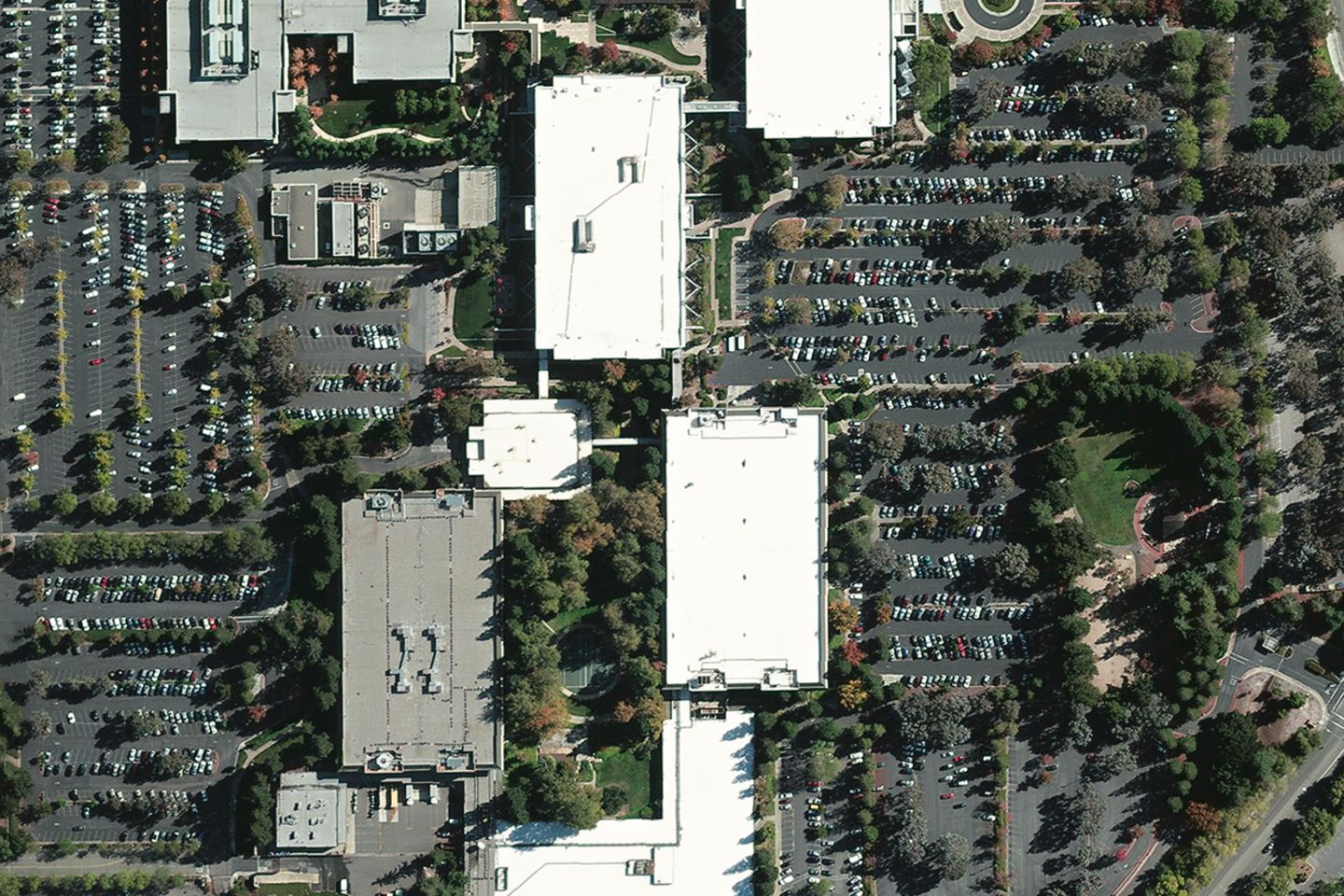 Apple Park (Kalifornien, USA), 2010 Der Apple Park in Cupertino ist das Hauptquartier des Technologie-Unternehmens Apple. Was auf dem Satellitenbild aus dem Jahr 2010 noch wenig fortschrittlich wirkt, wurde innerhalb weniger Jahre zu einem der umweltfreundlichsten Gebäude der Welt umfunktioniert.