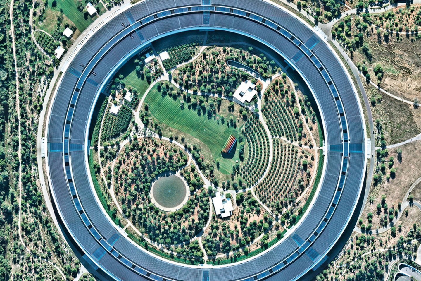 Apple Park (Kalifornien, USA), 2019 Das Hauptquartier wird komplett mit erneuerbarer Energie versorgt, unter anderem durch die firmeneigene Solaranlage. Eine natürliche Lüftung macht die Klimaanlage nahezu überflüssig. In der Mitte wachsen trockentolerante Pflanzen, und im gesamten Gebäude steht recyceltes Wasser zur Verfügung.