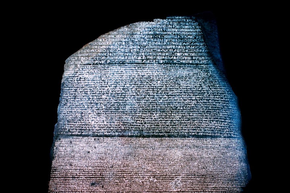 Abbildung des Stein von Rosette, beschriftet mit drei durch dunkle Linien voneinander getrennte Schriftblöcke 0.8818