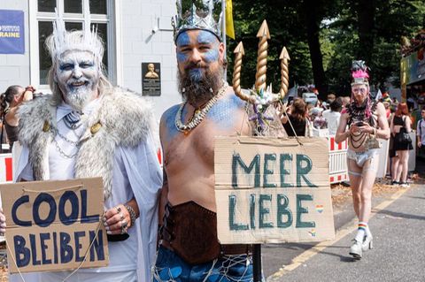 Cool bleiben: Der Appell eines Teilnehmers an einem Christopher Street Day (CSD) in Hamburg. (Illustration) Foto: Markus Scholz/