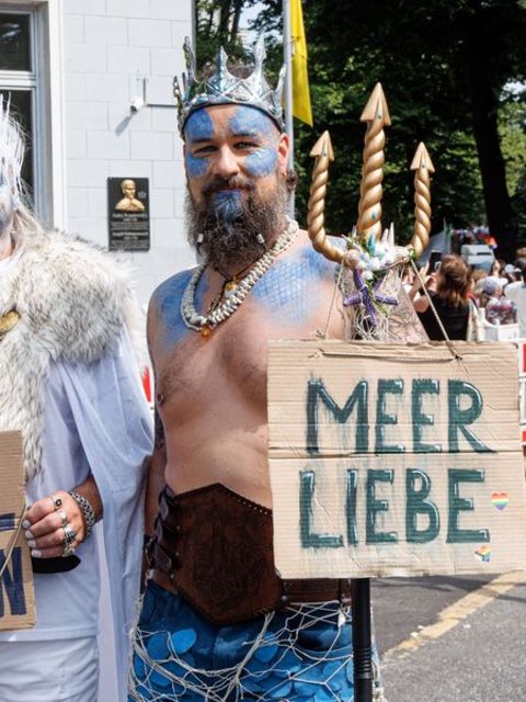 Cool bleiben: Der Appell eines Teilnehmers an einem Christopher Street Day (CSD) in Hamburg. (Illustration) Foto: Markus Scholz/