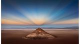 Surreal: Die Natur formte diesen geometrisch perfekten Bergkegel, der auf 3500 Metern über den Salzfeldern der argentinischen Anden thront. Noch magischer wirkt Cono de Arita im Licht der symmetrisch gespiegelten Gegendämmerungsstrahlen. Sie entstehen, wenn die Sonne kurz vor dem Aufgehen oder direkt nach ihrem Untergang hinter dem Horizont steht. "Es ist ein ganz besonderer Ort mit unglaublichen Möglichkeiten und sehr unterschiedlichen Blickwinkeln", sagt Fotograf Ignacio Palacios. Seine Drohnenaufnahme des Cono de Arita ist das "Foto des Jahres".