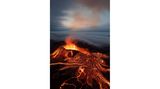 Als 2021 auf Island der Vulkan Geldingadalir ausbricht, ergießt sich die Lava wie ein magisch glühender Fluss über das dunkle Vulkangestein. Eine dichte Decke aus Wolken schiebt sich währenddessen über den brodelnden Vulkankrater. Jeroen Van Nieuwenhove hat den Moment eingefangen.