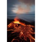 Als 2021 auf Island der Vulkan Geldingadalir ausbricht, ergießt sich die Lava wie ein magisch glühender Fluss über das dunkle Vulkangestein. Eine dichte Decke aus Wolken schiebt sich währenddessen über den brodelnden Vulkankrater. Jeroen Van Nieuwenhove hat den Moment eingefangen.