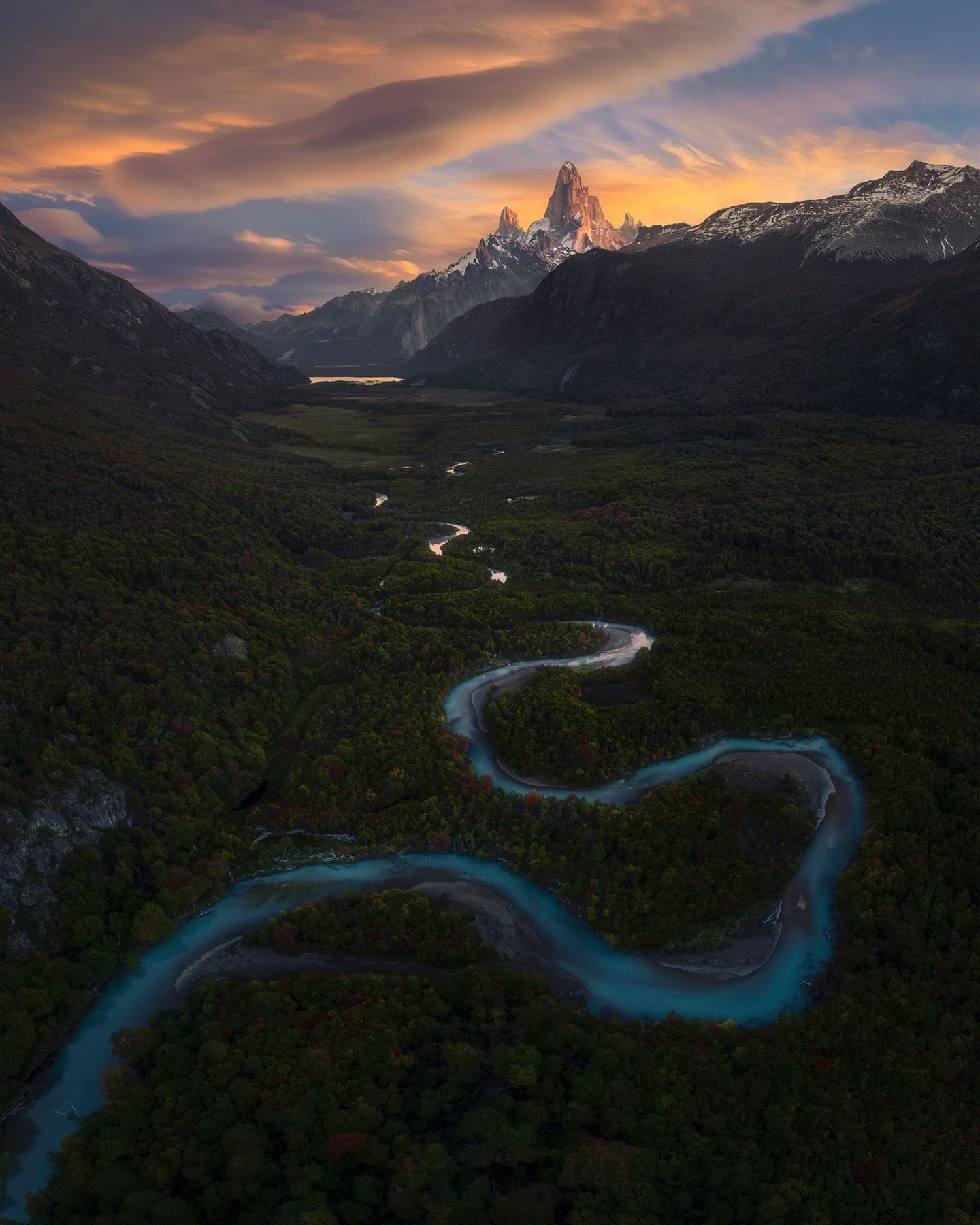 Rauchender Riese Orangefarben glüht der markante Granitriese Cerro Chaltén im Licht der Sonne, ein türkisfarbener Fluss schlängelt sich dem 3406 Meter hohen Gipfel in den argentinisch-chilenischen Anden entgegen. Die indigenen Tehuelche gaben dem Berg seinen Namen wegen der Wolken, die häufig in seiner Spitze hängen: "Chaltén" bedeutet "der Rauchende".