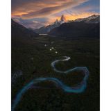 Orangefarben glüht der markante Granitriese Cerro Chaltén im Licht der Sonne, ein türkisfarbener Fluss schlängelt sich dem 3406 Meter hohen Gipfel in den argentinisch-chilenischen Anden entgegen. Die indigenen Tehuelche gaben dem Berg seinen Namen wegen der Wolken, die häufig in seiner Spitze hängen: "Chaltén" bedeutet "der Rauchende". 