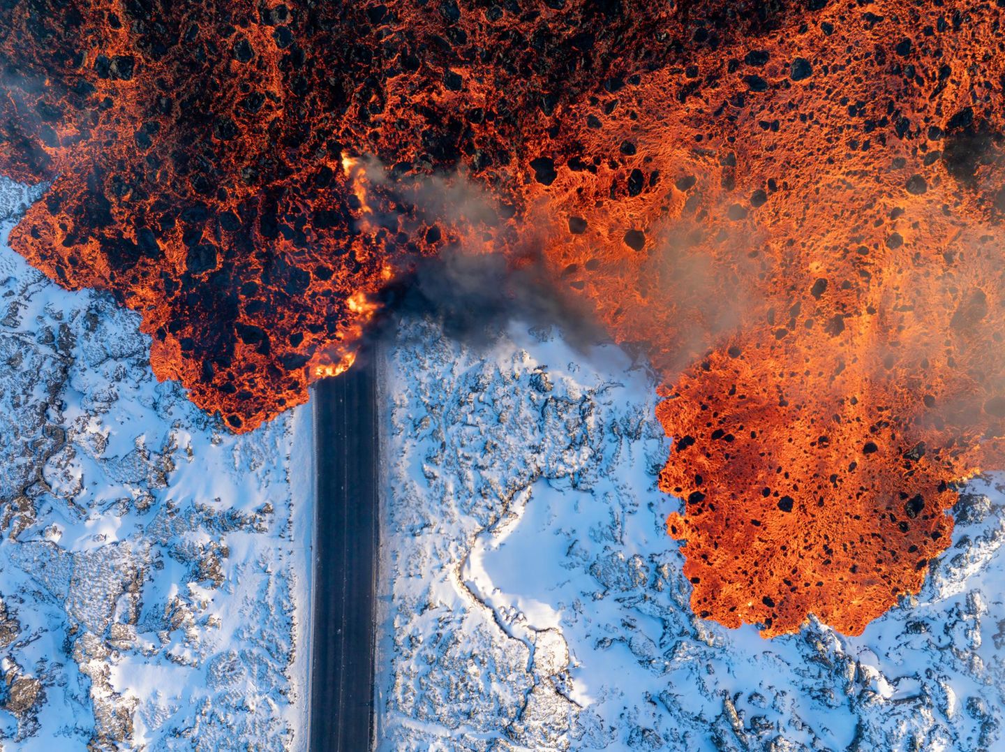 Feuer auf Eis Ael Kermarec hielt an einem frostigen Morgen auf Island den sechsten Vulkanausbruch innerhalb weniger Jahre fotografisch fest. Das Bild zeigt eindrücklich, mit welcher Gewalt sich die glühenden Lavaströme ihren Weg durchs Eis bahnen.