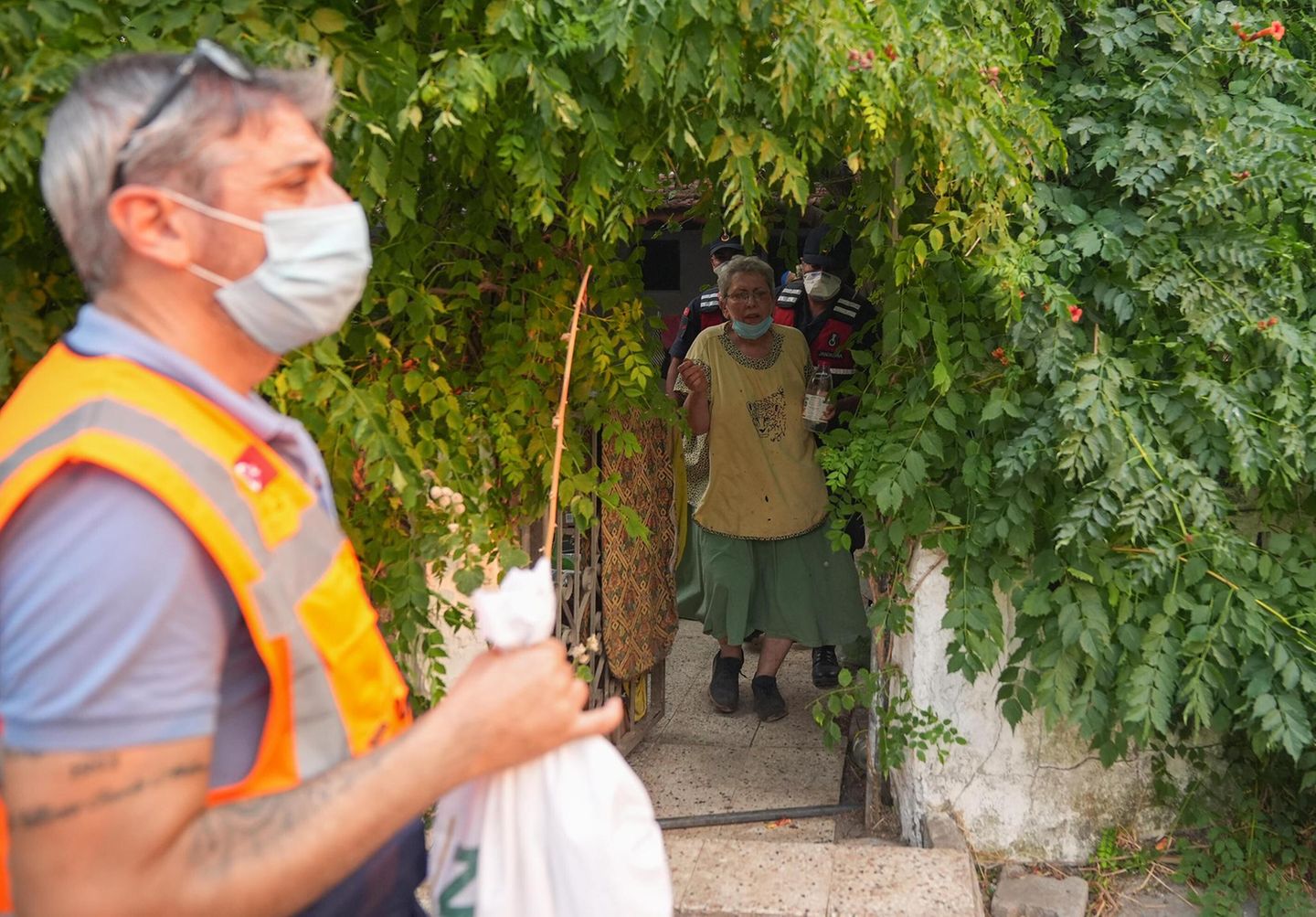 Evakuierungen in der türkischen Provinz Izmir Evakuierungen in der türkischen Provinz Iszmir Nach Angaben des Katastrophenschutzes wurden in der Türkei bis Montag mehr als 50.000 Menschen aufgrund von Wald- und Buschbränden in Sicherheit gebracht. Insgesamt sind 41 Gemeinden von den Evakuierungen betroffen, wie die Behörde mitteilte. Laut Behördenangaben wurden allein in İzmir über 130 Häuser durch die Flammen beschädigt. Einige sind bis auf die Grundmauern niedergebrannt.