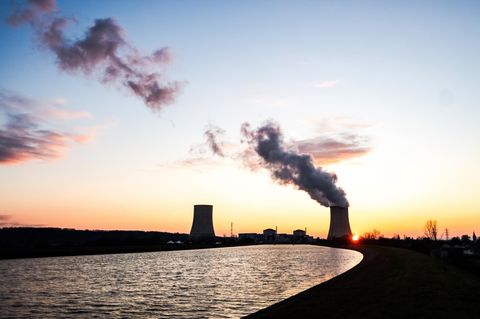 Kernkraftwerk in Frankreich abgeschaltet   Aufgrund der extremen Hitze ist des Atomkraftwerk Golfech im Südwesten Frankreichs sicherheitshalber abgeschaltet worden. Als Grund für diese Maßnahme nannte der Betreiber EDF die erhöhte Wassertemperatur des Flusses Garonne, aus dem das Kraftwerk sein Kühlwasser bezieht. Im AKW Blayais wurde die Leistung ebenfalls reduziert, um ein Aufheizen der Mündung der Gironde zu verhindern. Auch für das Atomkraftwerk Bugey, das sein Kühlwasser aus der Rhône bezieht, wurde ein Herunterfahren ins Auge gefasst. 