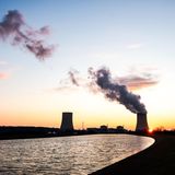 Kernkraftwerk in Frankreich abgeschaltet   Aufgrund der extremen Hitze ist des Atomkraftwerk Golfech im Südwesten Frankreichs sicherheitshalber abgeschaltet worden. Als Grund für diese Maßnahme nannte der Betreiber EDF die erhöhte Wassertemperatur des Flusses Garonne, aus dem das Kraftwerk sein Kühlwasser bezieht. Im AKW Blayais wurde die Leistung ebenfalls reduziert, um ein Aufheizen der Mündung der Gironde zu verhindern. Auch für das Atomkraftwerk Bugey, das sein Kühlwasser aus der Rhône bezieht, wurde ein Herunterfahren ins Auge gefasst. 