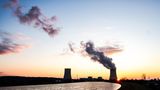 Kernkraftwerk in Frankreich abgeschaltet   Aufgrund der extremen Hitze ist des Atomkraftwerk Golfech im Südwesten Frankreichs sicherheitshalber abgeschaltet worden. Als Grund für diese Maßnahme nannte der Betreiber EDF die erhöhte Wassertemperatur des Flusses Garonne, aus dem das Kraftwerk sein Kühlwasser bezieht. Im AKW Blayais wurde die Leistung ebenfalls reduziert, um ein Aufheizen der Mündung der Gironde zu verhindern. Auch für das Atomkraftwerk Bugey, das sein Kühlwasser aus der Rhône bezieht, wurde ein Herunterfahren ins Auge gefasst. 