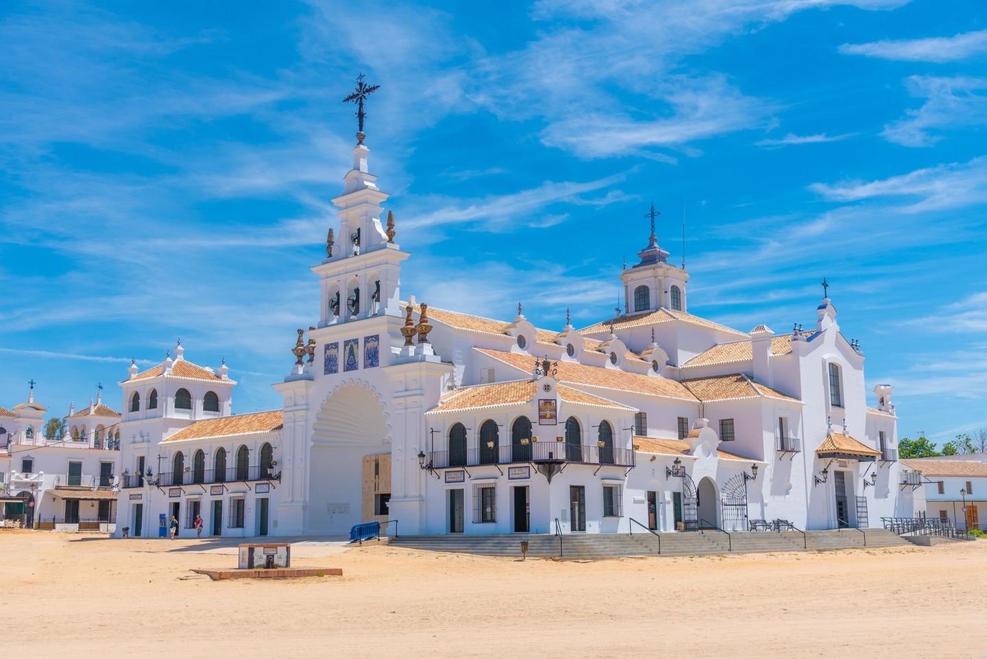 Neuer Hitzerekord in Spanien Neuer Hitzerekord in Spanien hier Sanctuary of our lady of Rocio in Spain, Hueva Der spanische Wetterdienst meldete am Montag die landesweit bislang höchste jemals in einem Juni gemessene Temperatur: Sie wurde bereits am Samstag in der spanischen Stadt Huelva registriert und übertraf mit 46 Grad Celsius den bisherigen Juni-Rekord aus dem Jahr 1965, der damals mit 45,2 Grad in Sevilla erreicht worden war.