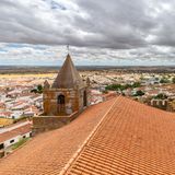 Neuer Hitzerekord in Portugal   Auch Portugal reiht sich ein in die Liste der Hitzerekorde im Juni. Mit 46,6 Grad Celsius war es in der östlich von Lissabon gelegenen Kleinstadt Mora am Sonntag so heiß wie noch nie in einem Juni. Landesweit galt die höchste Waldbrand-Warnstufe, Dutzende Feuerwehrleute waren am Montag im Einsatz, um Feuer nahe Castelo Branco im Landesinneren zu bekämpfen. 
