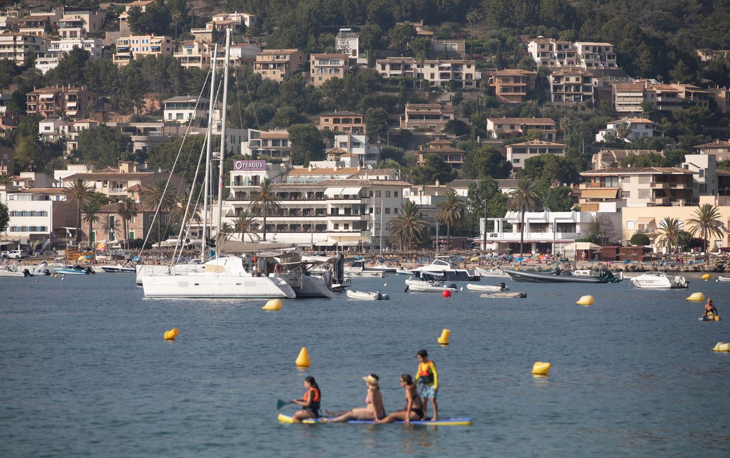 Erhitztes Mittelmeer   Auch das Mittelmeer hat sich in diesem Jahr bereits ungewöhnlich früh aufgeheizt: Mit durchschnittlich 26 Grad Celsius war das Wasser vor der Inselgruppe der Balearen am Sonntag war so warm wie noch nie in einem Juni. Solch hohe Temperaturen werden normalerweise erst Mitte August erwartet.   