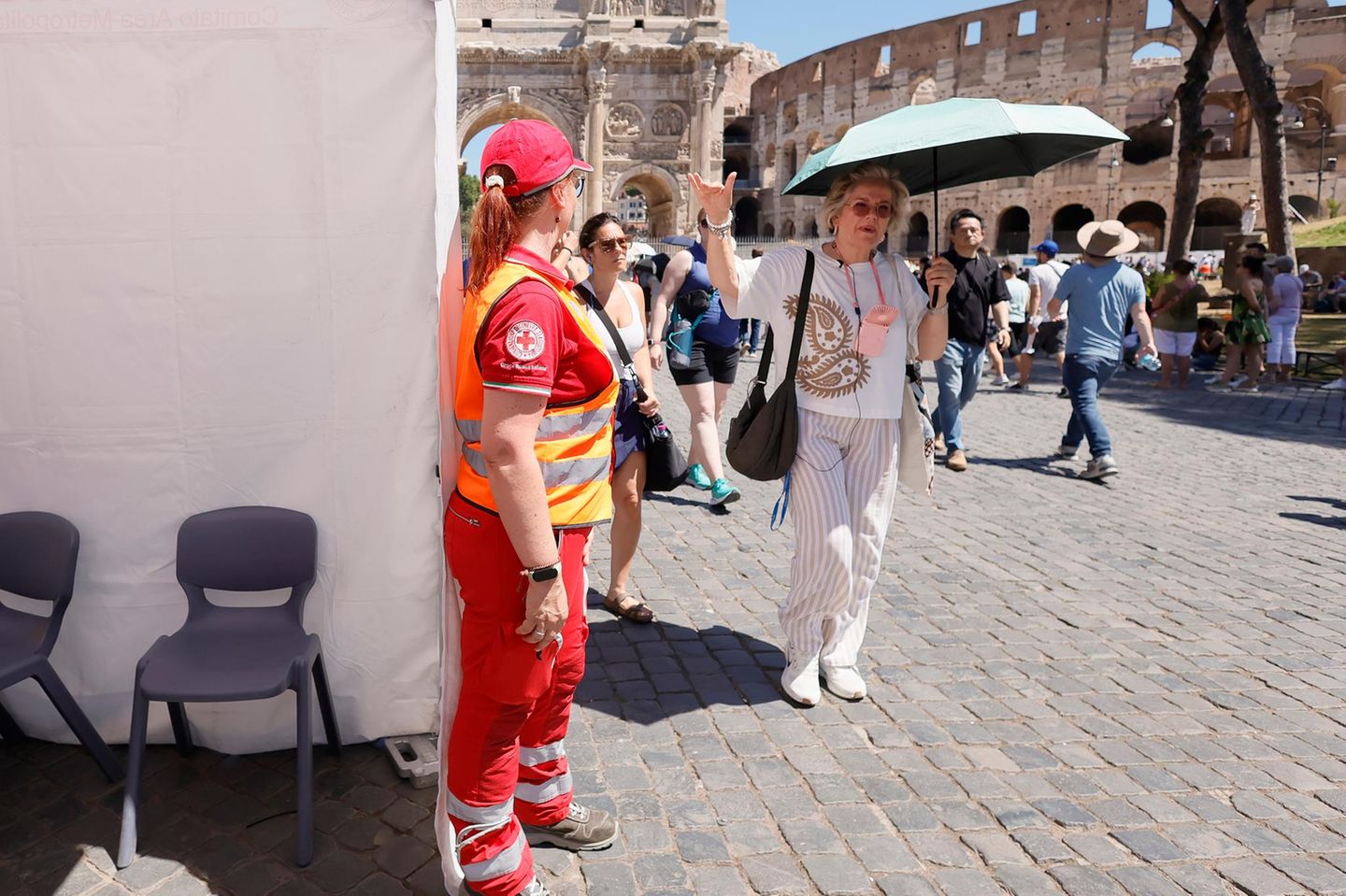 Hitzewarnungen in Italien   Auch Italien bleibt von der Hitzewelle nicht verschont. Das Land veröffentlichte Hitzewarnungen für 17 Städt. In der Nähe wichtiger Sehenswürdigkeiten wurden in Rom vorsorglich Rettungswagen stationiert, um Betroffene in Notfällen schnell versorgen zu können. Der italienische Verband der Notärzte meldete derweil einen Anstieg von Patienten mit Hitzschlag um zehn Prozent. 