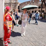 Hitzewarnungen in Italien   Auch Italien bleibt von der Hitzewelle nicht verschont. Das Land veröffentlichte Hitzewarnungen für 17 Städt. In der Nähe wichtiger Sehenswürdigkeiten wurden in Rom vorsorglich Rettungswagen stationiert, um Betroffene in Notfällen schnell versorgen zu können. Der italienische Verband der Notärzte meldete derweil einen Anstieg von Patienten mit Hitzschlag um zehn Prozent. 