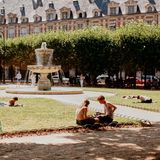 Höchste Warnstufe in Paris   Für den Großraum Paris ist zum ersten Mal seit fünf Jahren die höchste Hitzewarnstufe ausgerufen worden. Erwartet werden in dieser Woche Temperaturen von bis zu 41 Grad Celsius am Tag. Auch nachts sinken die Temperaturen nicht unter 20 bis 24 Grad, wie der Wetterdienst mitteilte. 