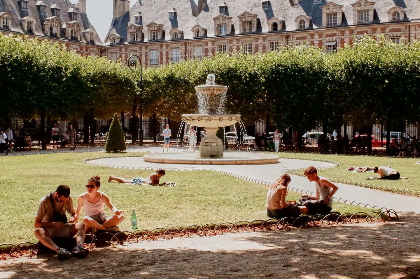Höchste Warnstufe in Paris Höchste Warnstufe in Paris Für den Großraum Paris ist zum ersten Mal seit fünf Jahren die höchste Hitzewarnstufe ausgerufen worden. Erwartet werden in dieser Woche Temperaturen von bis zu 41 Grad Celsius am Tag. Auch nachts sinken die Temperaturen nicht unter 20 bis 24 Grad, wie der Wetterdienst mitteilte.