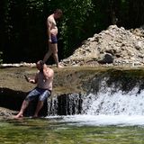 Betretungsverboten in Nordmazedonien   Um die Gefahren durch Wildfeuer in den Wäldern für Menschen so gering wie möglich zu halten, hat Nordmazedonien den Zugang zu allen Wäldern, die unter Aufsicht des staatlichen Forstbetriebs stehen, streng verschärft. Vom 1. Juli bis zum 31. August gilt ein zweimonatiges Betretungsverbot, ausgenommen Forstarbeiter und Sicherheitskräfte. Waldgebiete dürfen nur noch mit einer Genehmigung betreten werden. Bei Zuwiderhandeln drohen Geldstrafen von bis zu 2000 Euro. 