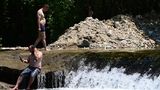 Betretungsverboten in Nordmazedonien   Um die Gefahren durch Wildfeuer in den Wäldern für Menschen so gering wie möglich zu halten, hat Nordmazedonien den Zugang zu allen Wäldern, die unter Aufsicht des staatlichen Forstbetriebs stehen, streng verschärft. Vom 1. Juli bis zum 31. August gilt ein zweimonatiges Betretungsverbot, ausgenommen Forstarbeiter und Sicherheitskräfte. Waldgebiete dürfen nur noch mit einer Genehmigung betreten werden. Bei Zuwiderhandeln drohen Geldstrafen von bis zu 2000 Euro. 