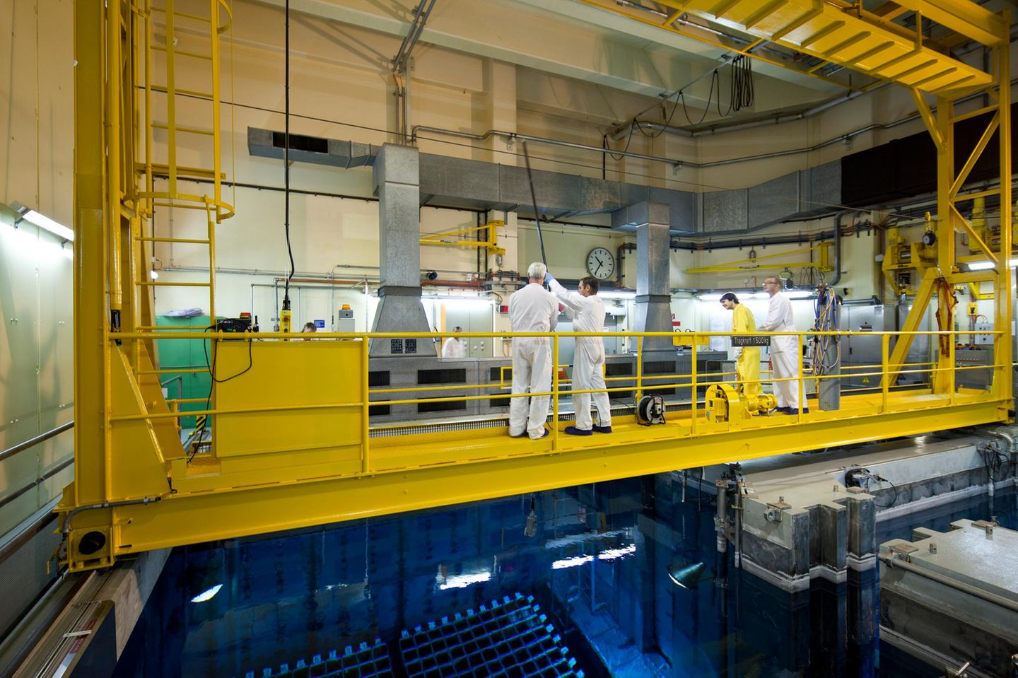 Kernreaktor in der Schweiz abgeschaltet Arbeiter im Kernkraftwerk Beznau
