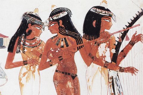Das gewalt­same Ende ereilt Ramses inmitten seiner Harems­damen, die den Herrscher – wie die Frauen auf dieser Grabmalerei – unter ande­rem mit Musik unter­halten