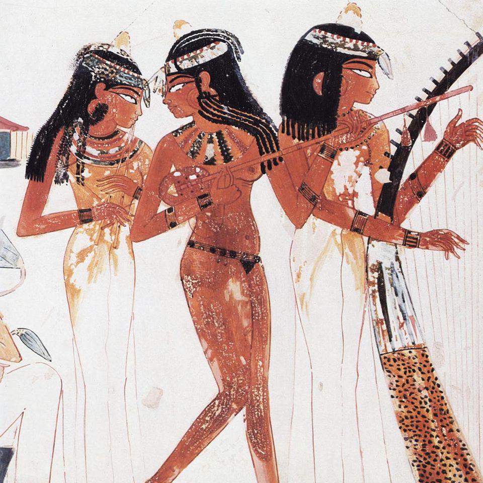 Das gewalt­same Ende ereilt Ramses inmitten seiner Harems­damen, die den Herrscher – wie die Frauen auf dieser Grabmalerei – unter ande­rem mit Musik unter­halten