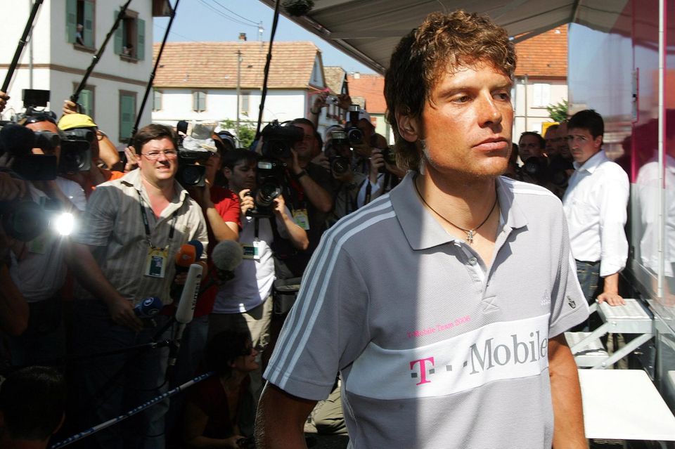 Jan Ullrich verlässt eine Pressekonferenz nach dem Interview 2006 in Blaesheim