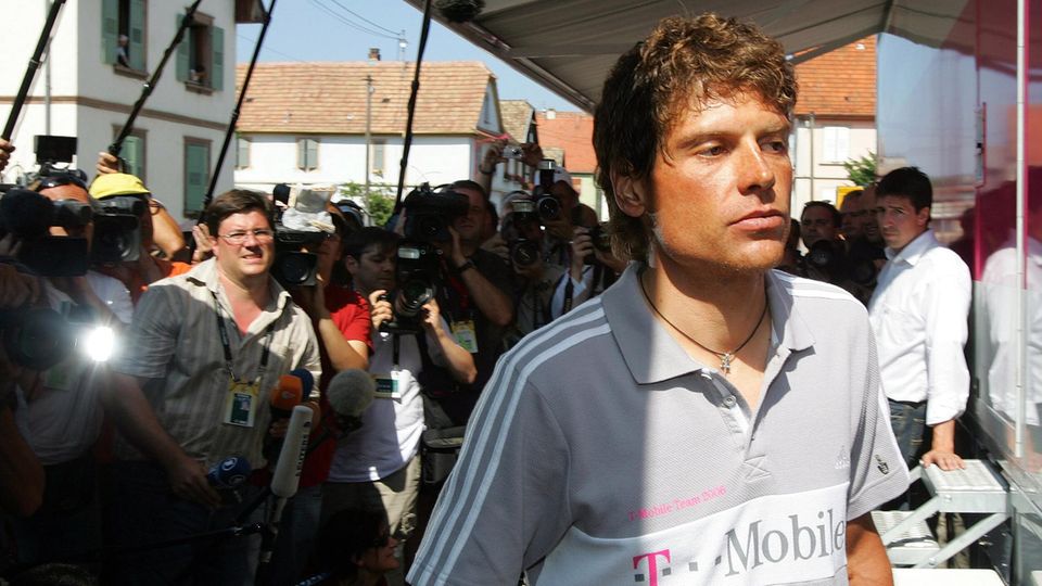 Jan Ullrich verlässt eine Pressekonferenz nach dem Interview 2006 in Blaesheim 