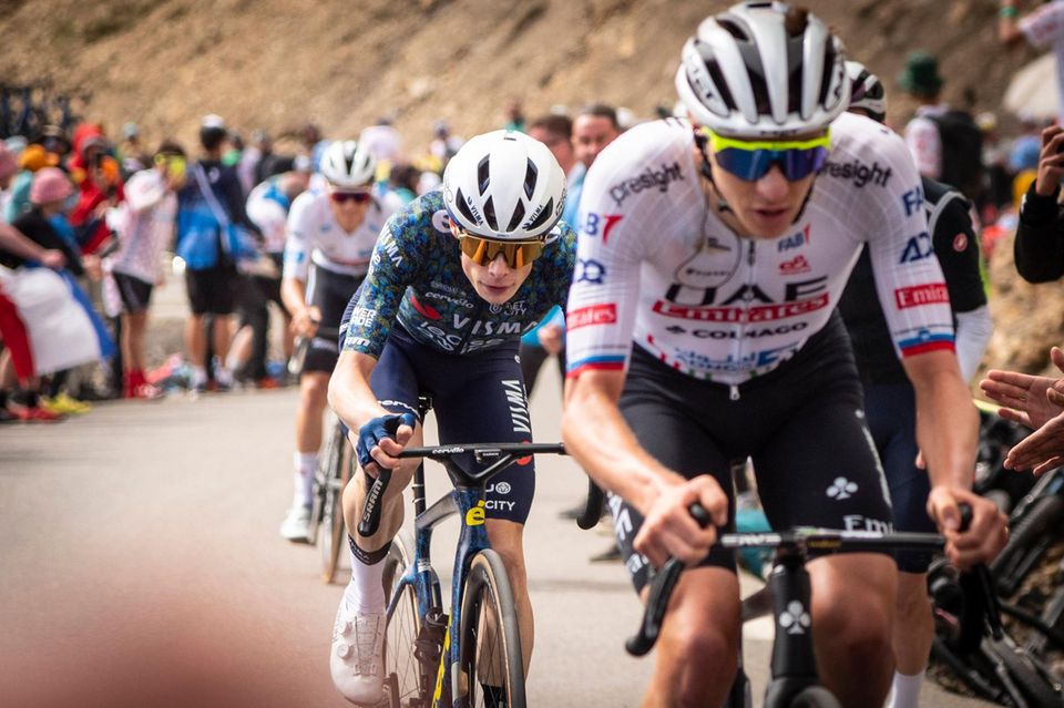 Tadej Pogacar und Jonas Vingegaard hintereinander bei der Tour de France 2024