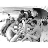 Beschaulich ist sie, die Ostsee – für die Jugend damals wie heute vielleicht sogar ein wenig zu sehr. Eine Runde junger Männer vertreibt sich die Zeit mit Skat am Strand von Zingst. Aufgenommen am 15. August 1960.