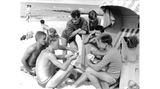 Zingst, 1960 Beschaulich ist sie, die Ostsee – für die Jugend damals wie heute vielleicht sogar ein wenig zu sehr. Eine Runde junger Männer vertreibt sich die Zeit mit Skat am Strand von Zingst. Aufgenommen am 15. August 1960.