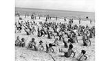 Heringsdorf, 1962 Jetzt nicht nachlassen – der Badekörper soll ja rank und schlank bleiben: Eine Gruppe Urlauber bei der Strandgymnastik unter Anleitung von Sportlehrern im Ostseebad Heringsdorf. Mitmachen kann jede Altersklasse. Seit Saisonbeginn am 15. Mai wird auf drei Plätzen täglich trainiert – bis zum 15. August 1962 nahmen bereits mehr als 10.000 Besucher teil.