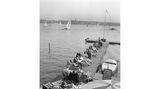 Hamburg, 1962 Sonnige Stunden an der Außenalster: Am 24. April 1962 genießen zahlreiche Hamburger das warme Frühlingswetter. Die Terrassen der Cafés sind belebt, Liegestühle am Wasser begehrt – kaum ein Platz bleibt frei. Wer will, kann aufs Wasser: Eine oder zwei Personen zahlen drei D-Mark für eine Stunde Tretbootvergnügen.
