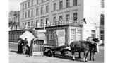 Warnemünde, 1963 Sommerbeginn in Warnemünde: Arbeiter laden Anfang Mai Strandkörbe von einem Pferdewagen. Die Ostseeküste rüstet sich – in den Seebädern der DDR werden die Strände für die neue Badesaison vorbereitet.