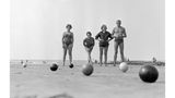 Norderney, 1963 Konzentration ist gefragt: Urlauber beim Boule-Spielen am Strand der Nordseeinsel Norderney im August 1963.