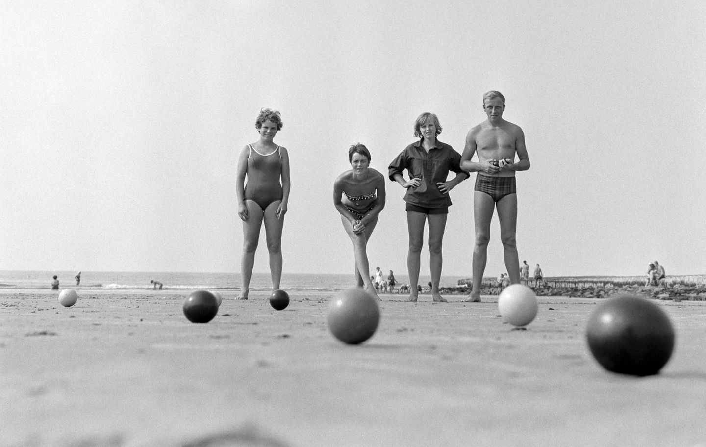 Konzentration ist gefragt: Urlauber beim Boule-Spielen am Strand der Nordseeinsel Norderney im August 1963.