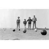 Konzentration ist gefragt: Urlauber beim Boule-Spielen am Strand der Nordseeinsel Norderney im August 1963.