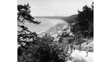 Sellin, 1964 Am Strand von Sellin auf Rügen tummeln sich Tausende Urlauber. Auf der beliebten Urlaubsinsel zeigt sich der Sommer heute von seiner besten Seite.