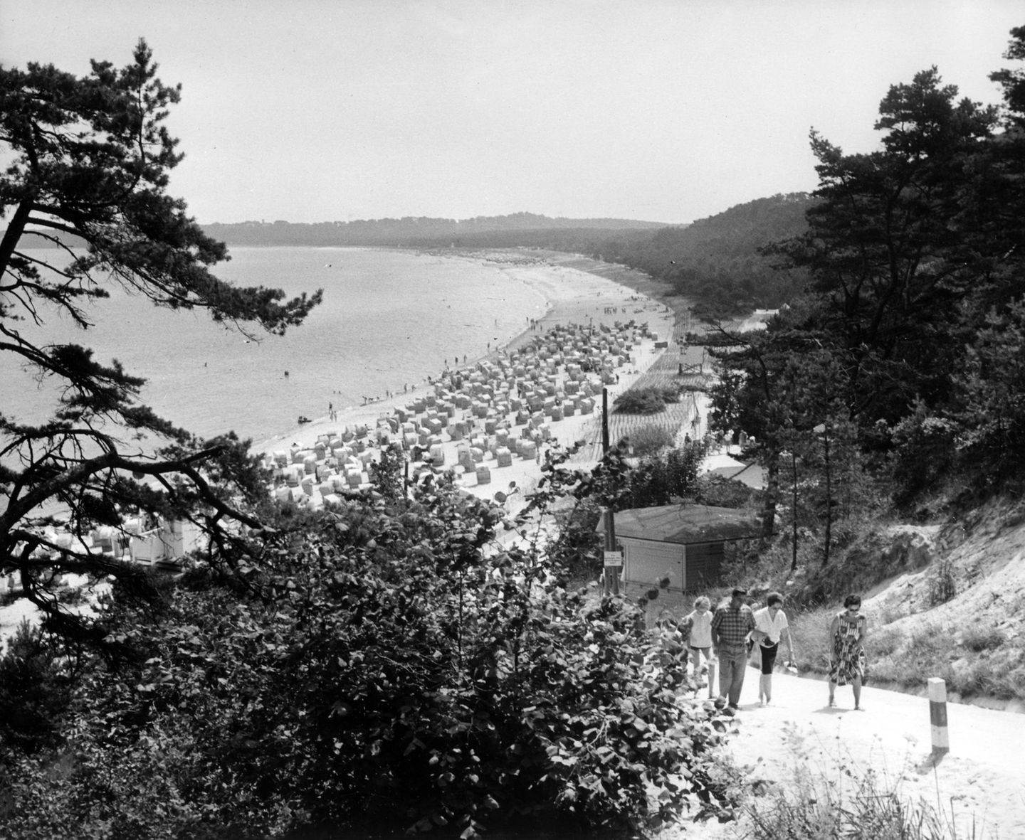 Am Strand von Sellin auf Rügen tummeln sich Tausende Urlauber. Auf der beliebten Urlaubsinsel zeigt sich der Sommer heute von seiner besten Seite.