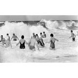 Unverzagt genießen Badegäste den starken Wellengang und die erfrischende Gischt am Strand in Wenningstedt auf der Nordseeinsel Sylt.