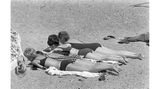 Travemünde, 1966 Sommer, Sonne, Sand – und die Frisur sitzt: Vier Frauen genießen die sommerlichen Temperaturen von über 30 Grad am Ostseestrand von Travemünde.