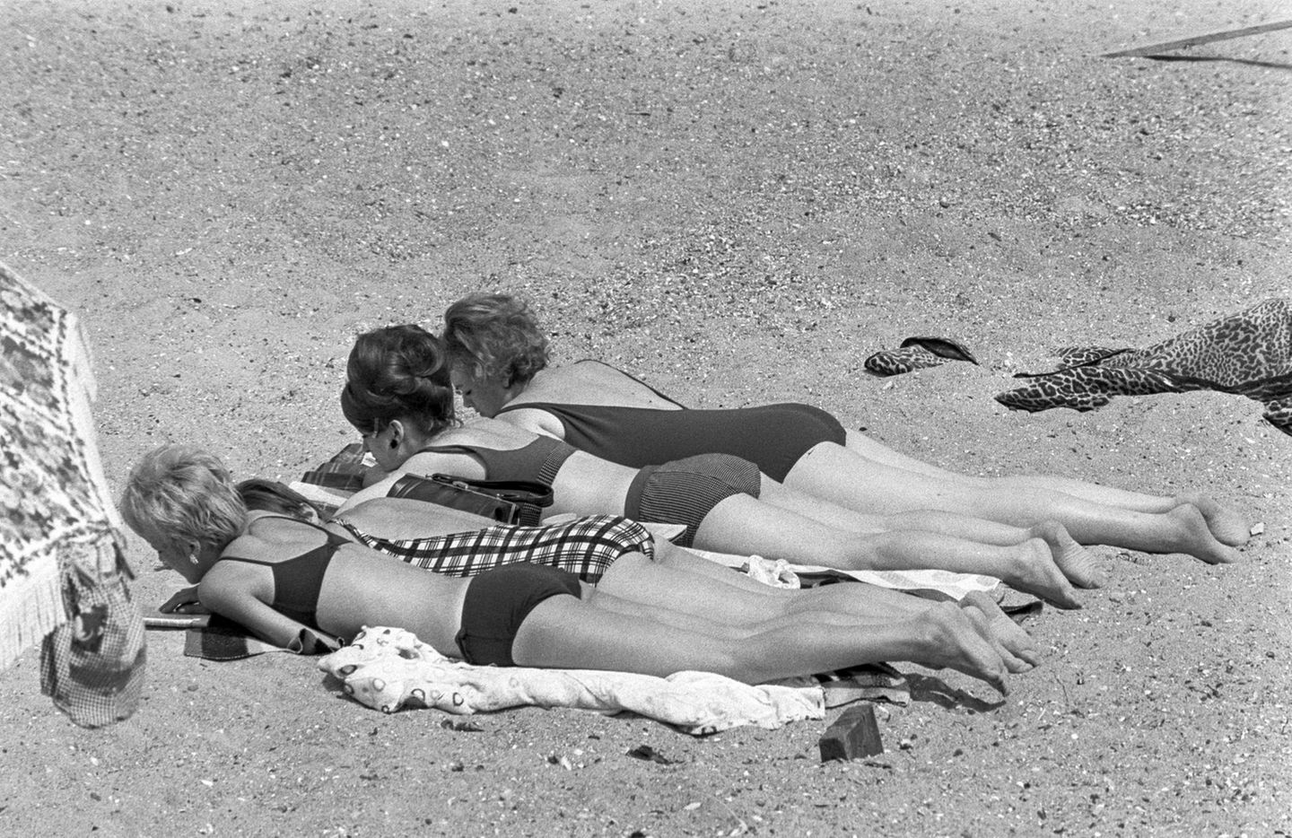 Sommer, Sonne, Sand – und die Frisur sitzt: Vier Frauen genießen die sommerlichen Temperaturen von über 30 Grad am Ostseestrand von Travemünde. 