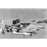 Sommer, Sonne, Sand – und die Frisur sitzt: Vier Frauen genießen die sommerlichen Temperaturen von über 30 Grad am Ostseestrand von Travemünde. 