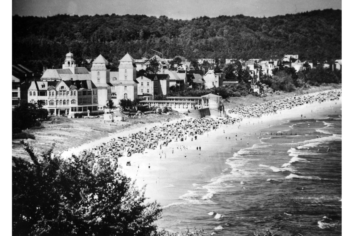 Binz, 1968 Einst Fischer- und Bauerndorf, wurde Binz mit der Zeit zum beliebten Urlaubsziel: Ab 1830 entdeckten erste Badegäste den Ort auf Rügen – um 1870 zählte man noch rund 80 im Jahr. Doch mit der Ernennung zum offiziellen Badeort 1884 begann der Aufstieg: Kurhaus, Seebrücke und Strandpromenade entstanden und prägen das Ortsbild bis heute. 1887 öffnete das "Ostseehotel" als erste Unterkunft an der Promenade. Die Gästezahlen stiegen stetig – 1966 zählte Binz fast 70.000 Urlauber, 1979 waren es 96.000.